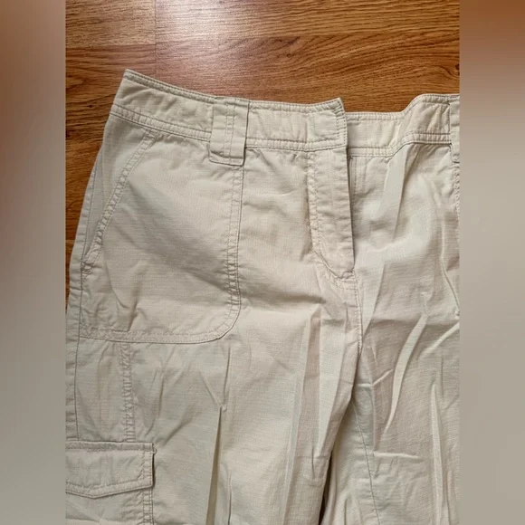 Liz Claiborne Women's Cream Cargo Capris - Picture 4 of 5